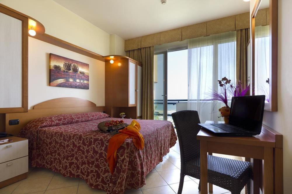 Hotel Palm Beach B&B Sea View ริมินี ภายนอก รูปภาพ