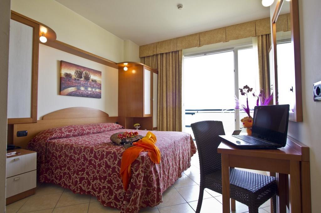 Hotel Palm Beach B&B Sea View ริมินี ภายนอก รูปภาพ