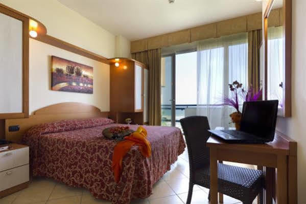 Hotel Palm Beach B&B Sea View ริมินี ภายนอก รูปภาพ